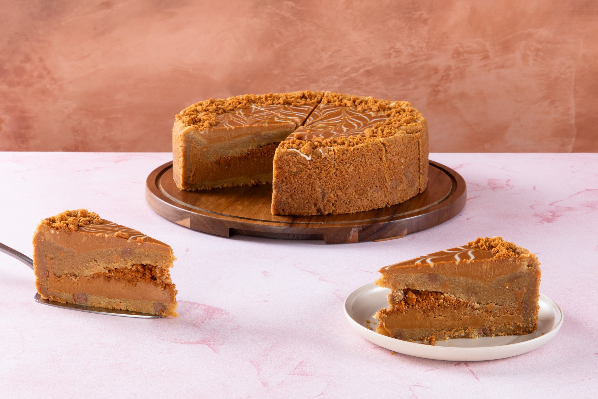 Lotus cookie pie Lotus Biscoff cookie pie with sliced pieces.